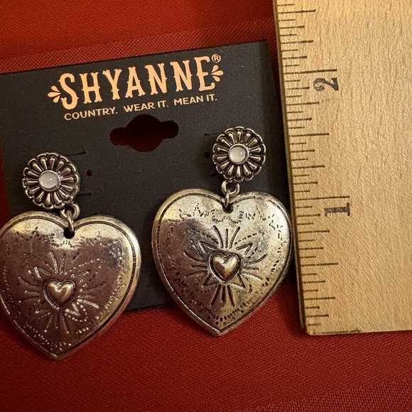 NWT Shyanne Antique Looking Silver Heart Earrings - Picture 2 of 3